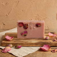 Jabón de pétalos de rosas con leche de cabra de Linaje de Barro, barra artesanal natural